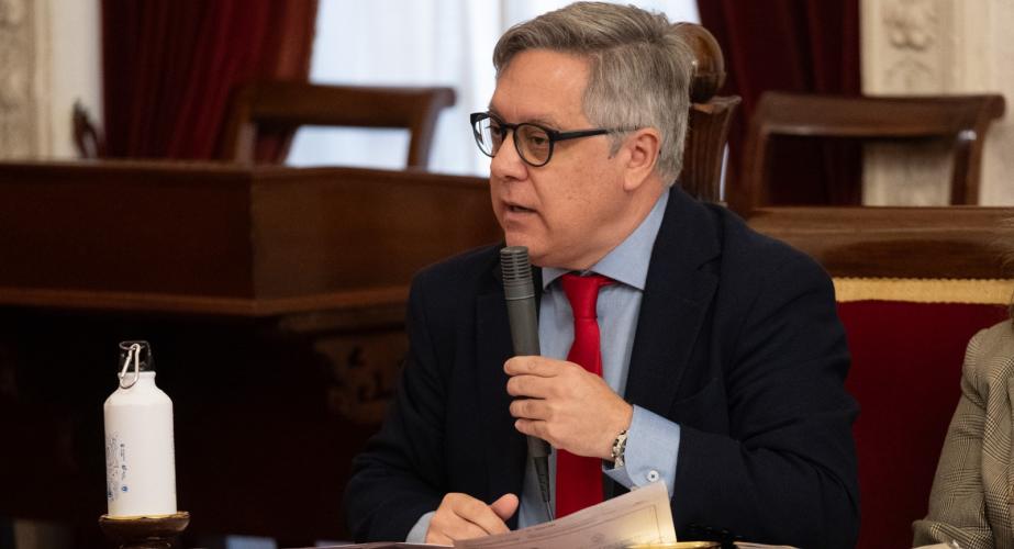 Óscar Torres durante una intervención en un Pleno del Ayuntamiento de Cádiz