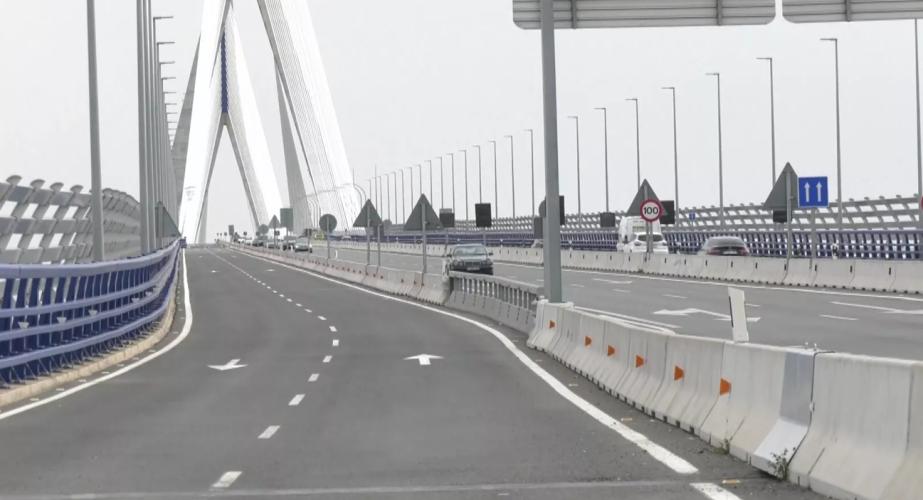 Herido un motorista al caer intentando esquivar un turismo en el Puente de la Constitución.