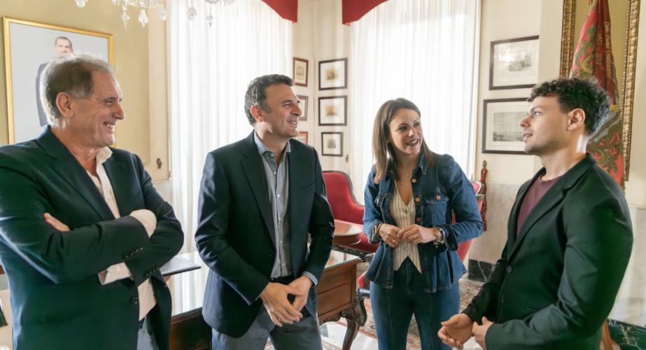 Bruno García junto la teniente de alcalde de Fiestas en un momento del sencillo acto este lunes en alcaldía
