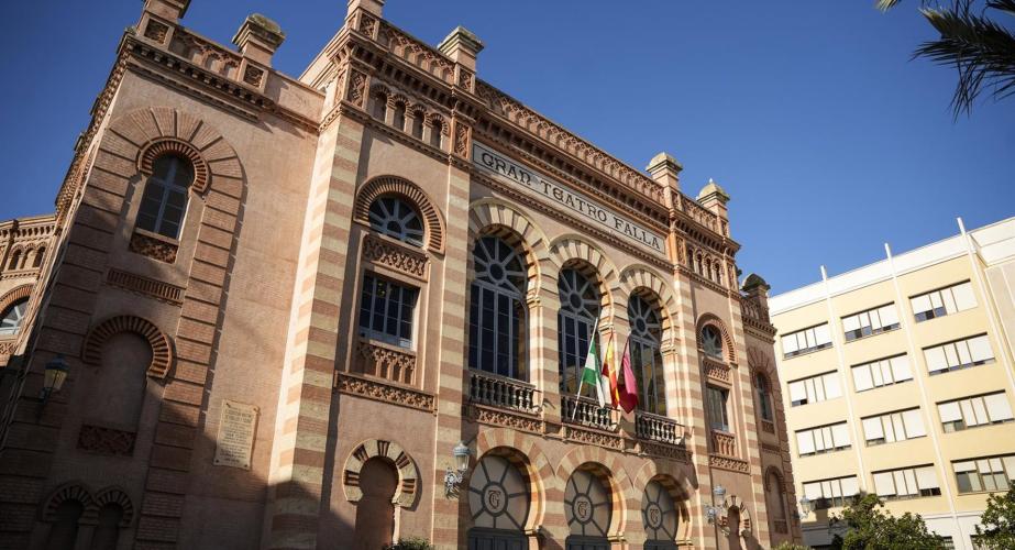Vista exterior de la fachada principal del Gran Teatro Falla de Cádiz.