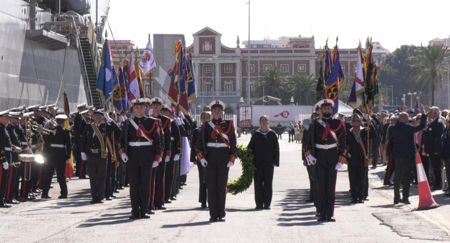 La Armada celebra en Cádiz el Día del Veterano con la presencia del buque Castilla atracado en el muelle Ciudad.