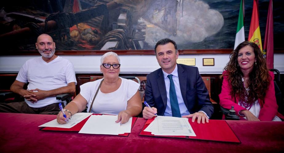El acalde y representantes de la institución tras la rúbrica