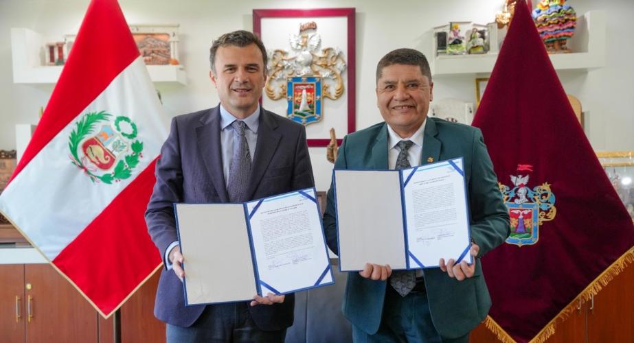 El alcalde de Cádiz, Bruno García, con el alcalde de Arequipa, Víctor Hugo Rivera.