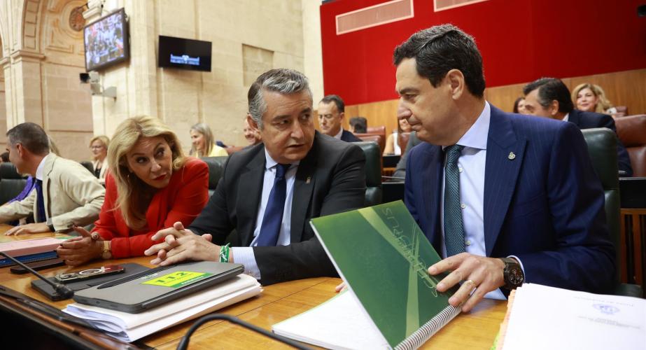 El presidente de la Junta junto a Antonio Sanz en una sesión del Parlamento de Andalucía