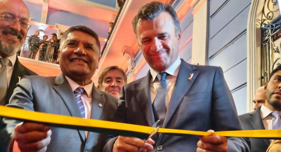 Bruno García cortando la cinta de inauguración de la Casa Gibson en uno de los actos del acontecimiento