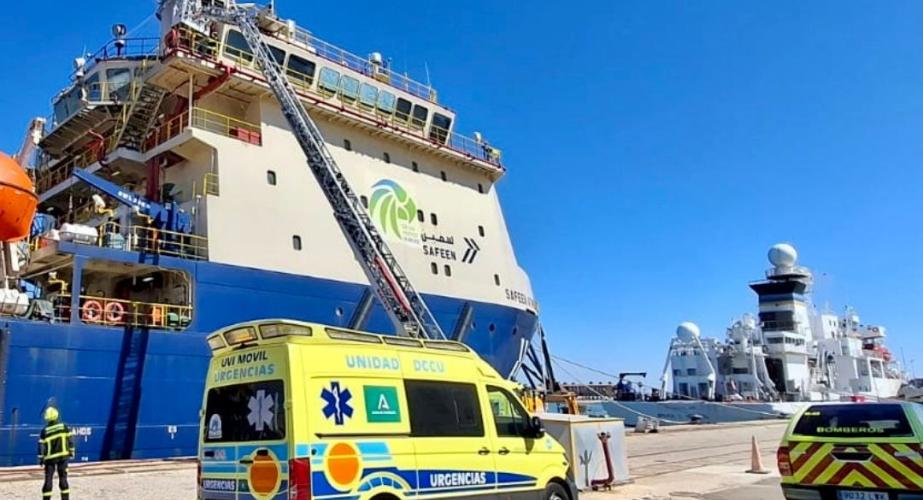 Intervención en el puerto de Cádiz con el rescate del trabajador. 
