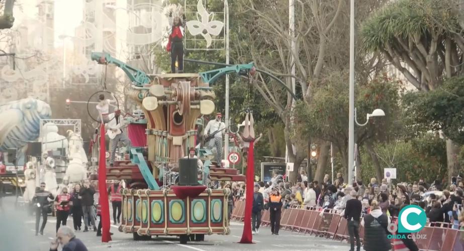 Una de las carrozas que participó en la Gran Cabalgata del Carnaval de Cádiz 2025.