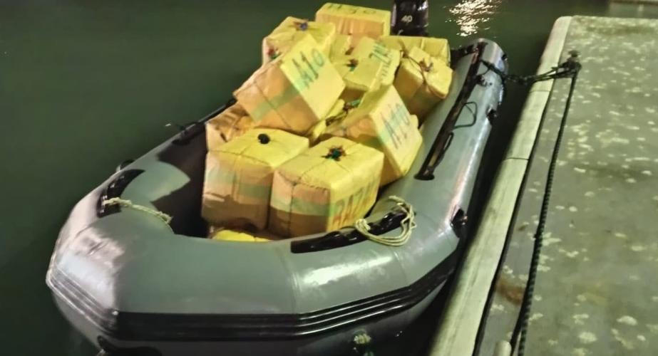 Embarcación interceptada con los fardos de droga