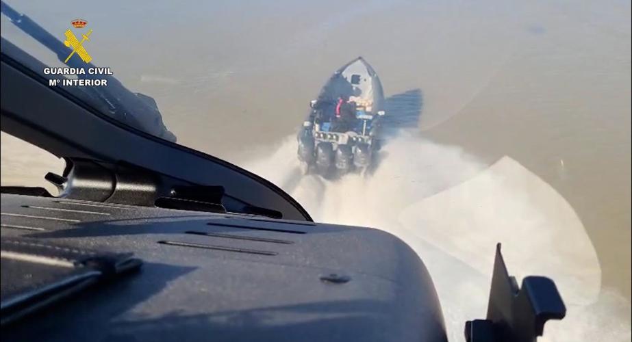 Imagen captada de la persecución por mar desde el helicoptero de la Benemérita 