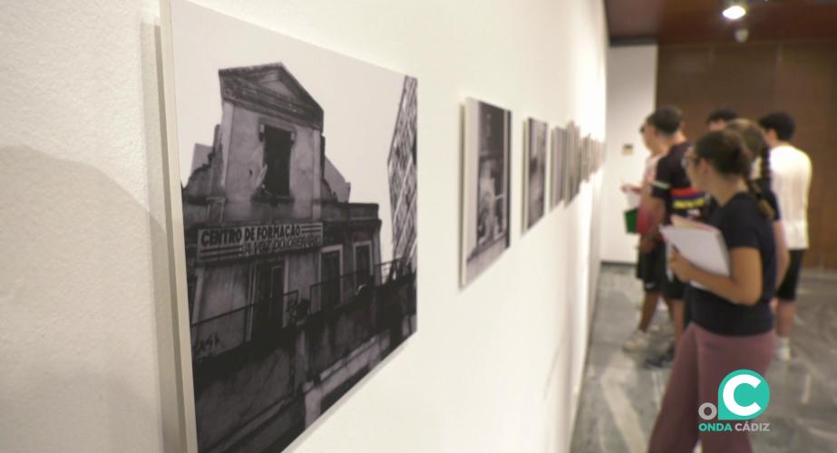 Visitantes disfrutan de la exposición de María Alcantarilla en la sede del Colegio Oficial de Arquitectos de Cádiz. 