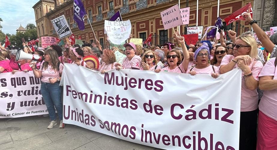 El colectivo de Mujeres Feministas de Cádiz, en la concentración realizada este domingo ante San Telmo. 