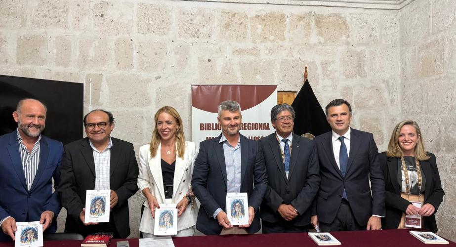 Acto de presentación del libro del periodista gaditano, Antonio Muñoz, 'La última sirena del Nanay', en el Congreso de la Lengua. 