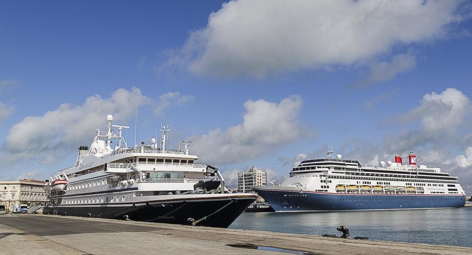 Dos cruceros atracados en el Puerto de Cádiz en una imagen de archivo.