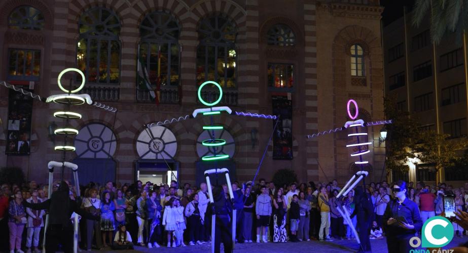 'Elipsión', de la compañía gaditana El Carromato, por las calles de la ciudad. 