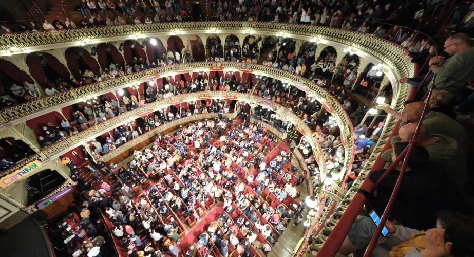 Interior del Gran Teatro Falla durante del certamen de agrupaciones. 