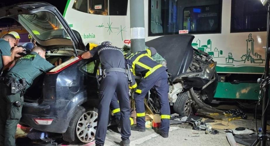 El Trambahía arrolla un vehículo que invadió la vía en Chiclana.