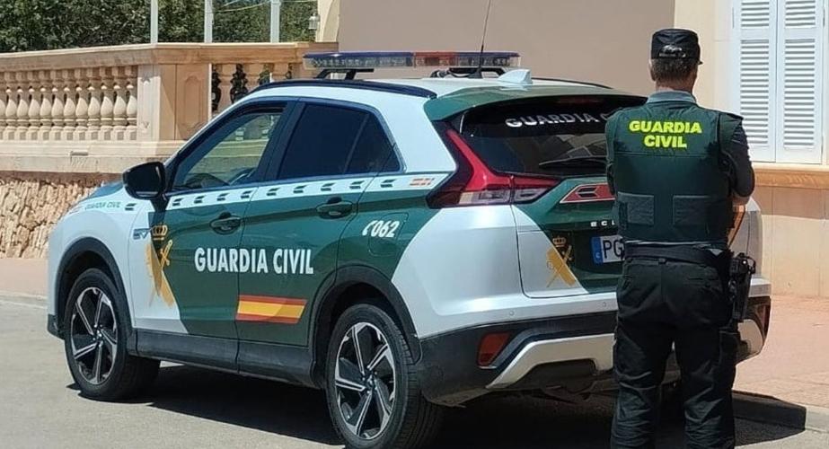 Coche y agente de la Guardia Civil.
