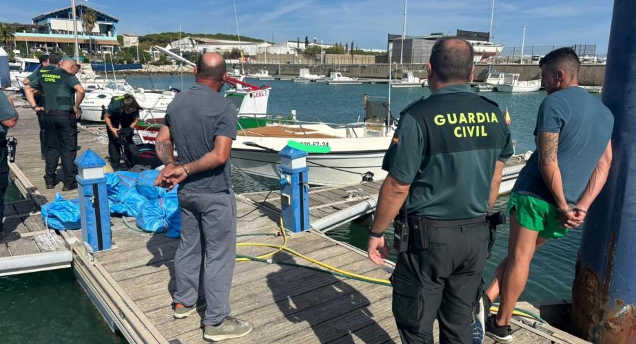 Una de las dos incautaciones de hachís abortadas este domingo en la zona de Barbate.