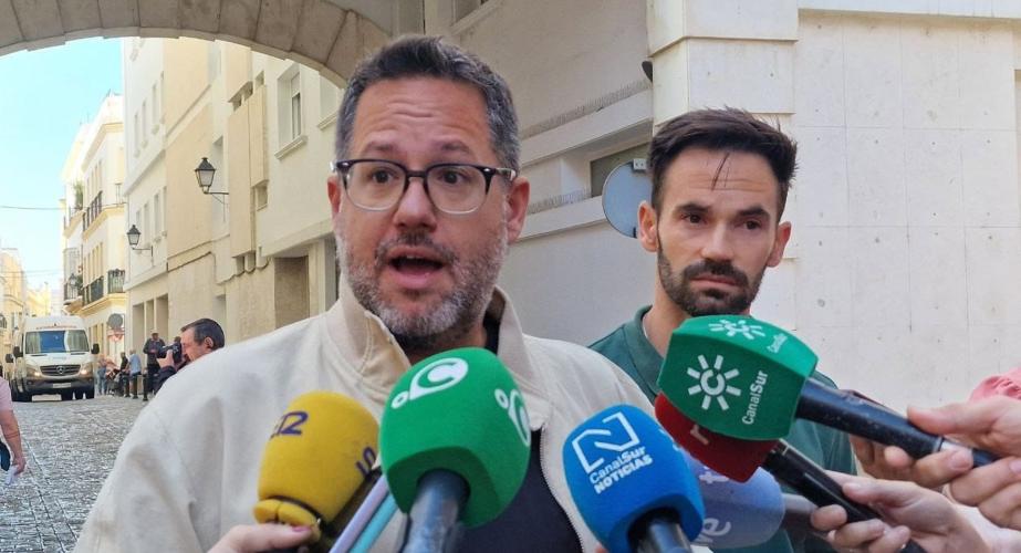 José Ignacio García atiende a los medios en Cádiz