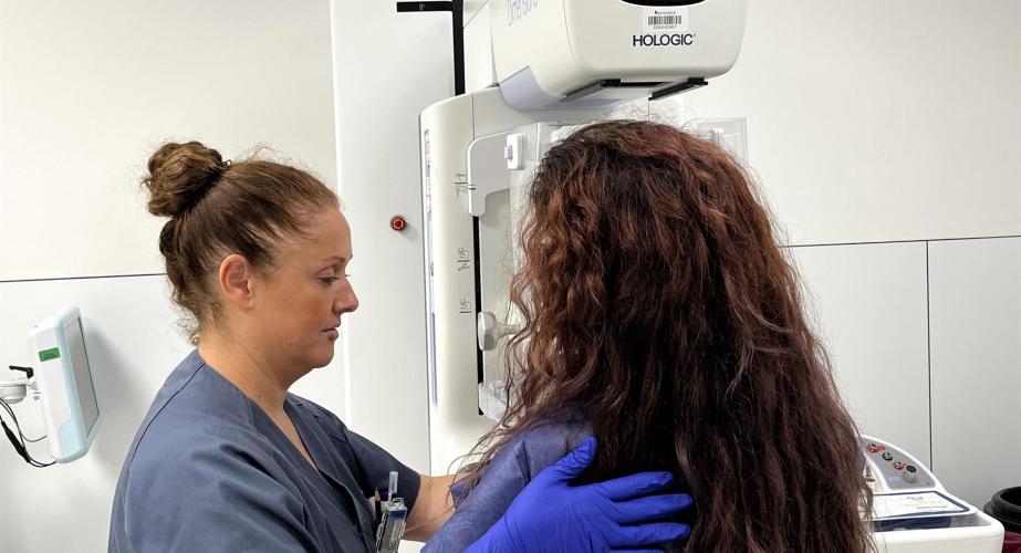 Una doctora realiza una mamografía en una imagen de archivo