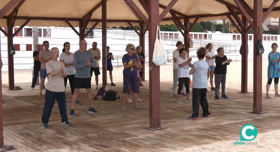 Taller de taichí este verano en la playa. 