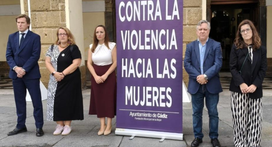 Momento del respetuoso acto en la plaza de San Juan de Dios 