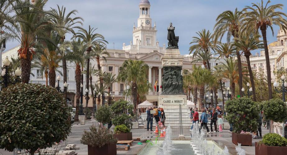 Plaza San Juan de Dios con el Ayuntamiento de Cádiz al fondo.