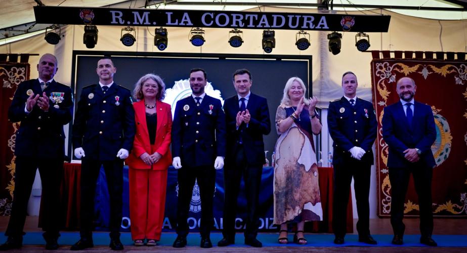 Autoridades y agentes distinguidos durante el acto