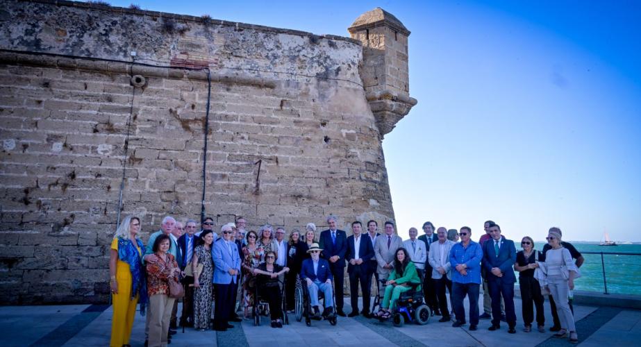 Autoridades e invitados tras la breve ceremonia junto a las murallas de San Carlos