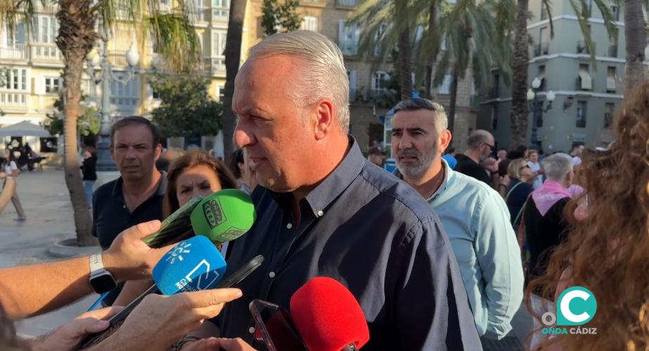 El secretario general del PSOE de Cádiz, Ruiz Boix, atendiendo a los medios durante la manifestación.