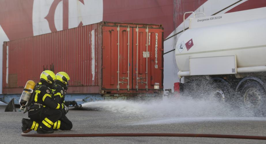 El Puerto de Cádiz realiza un simulacro de incendio en uno de los buques de Transmediterránea.