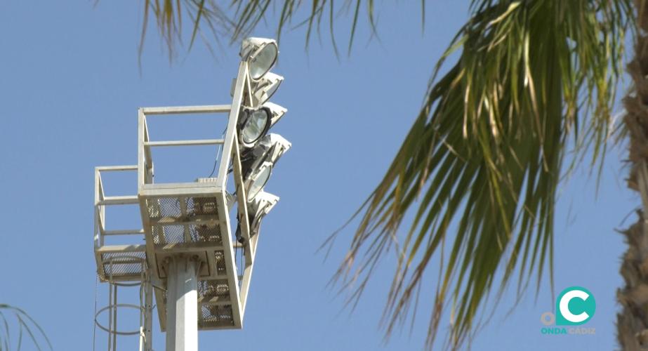 Una de las torres de iluminación del complejo deportivo Puntales-La Paz. 