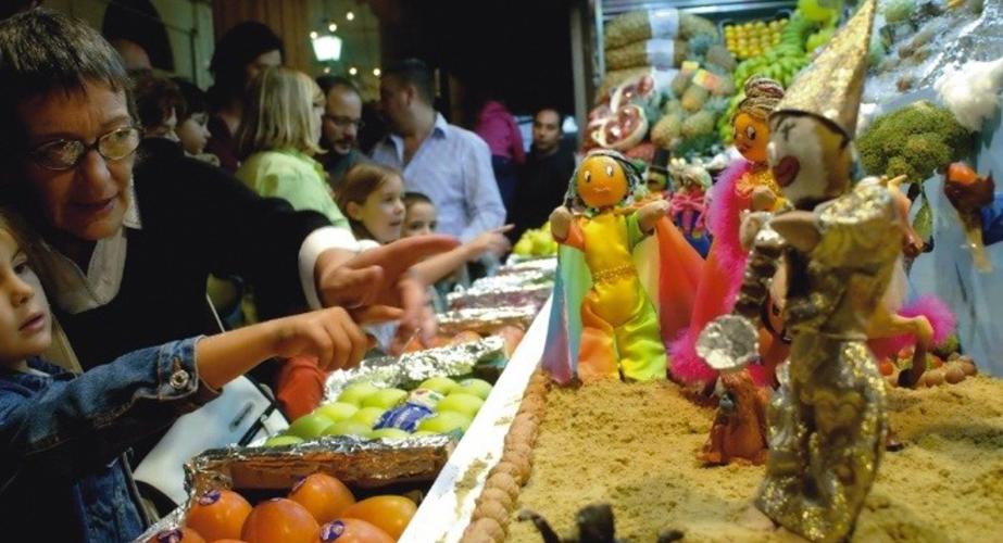 Puesto de mercado decorado por los Tosantos.