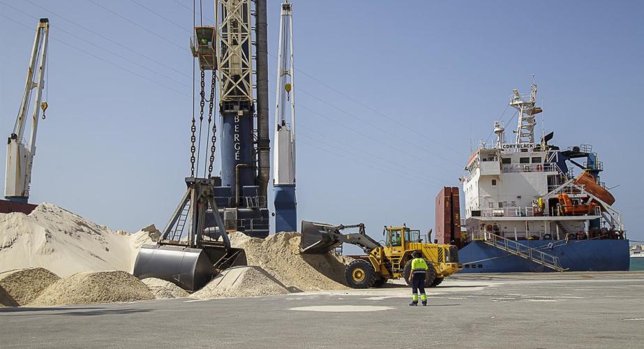 Trabajos de carga de mercancía en el Puerto de Cádiz.