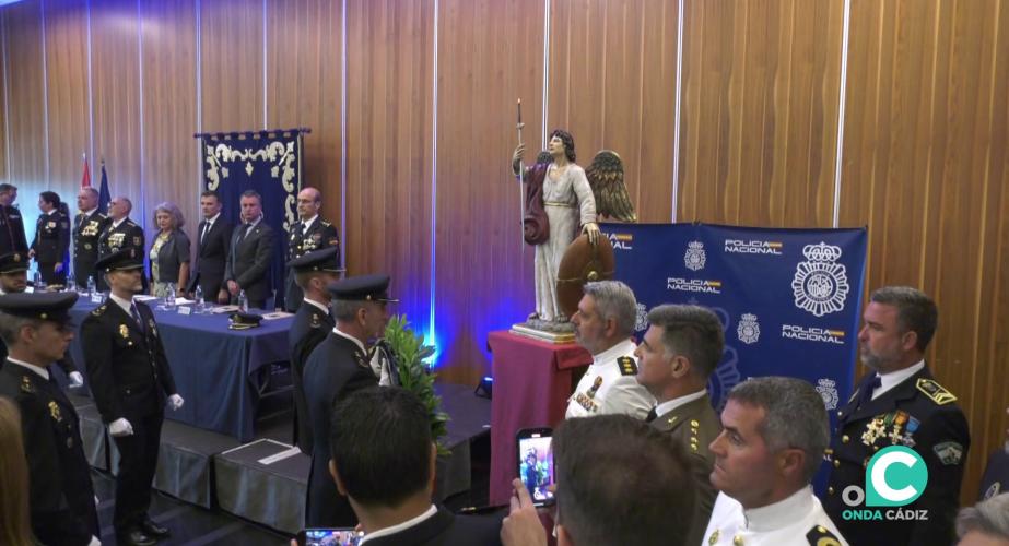 Momento de la ofrenda floral al Patrón en el acto institucional de este miércoles