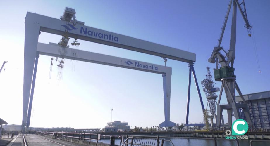 Grúas y maquinaria en una de las instalaciones navales de la Bahía de Cádiz