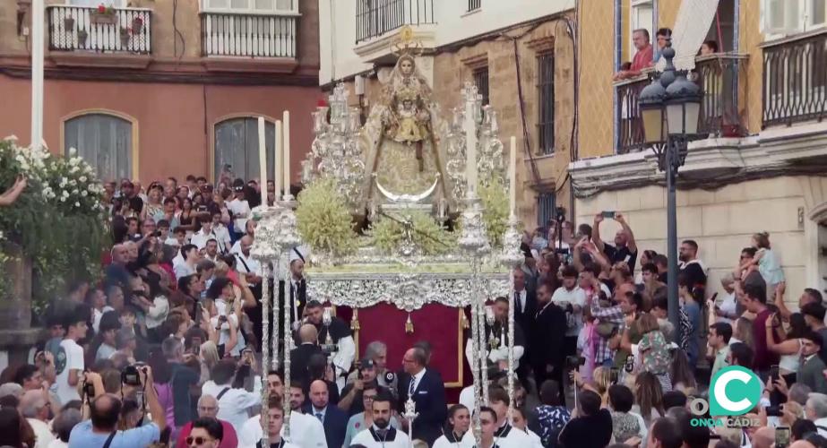 Un gran gentío arropó a la Alcaldesa Perpetua durante todo su trayecto en una tarde soleada y primaveral