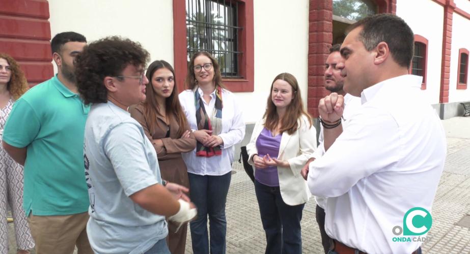 El dirigente socialista a la entrada del centro este miércoles