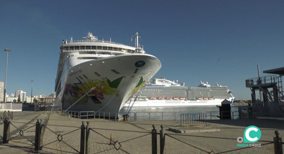 Buques de pasajeros este jueves atracados en el muelle de la capital gaditana