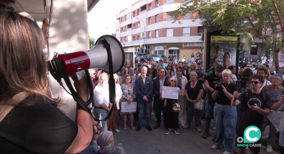 Pilar Bravo, portavoz de mujeres feministas de Cádiz, interviene ante los asistentes durante la concentración en la capital gaditana