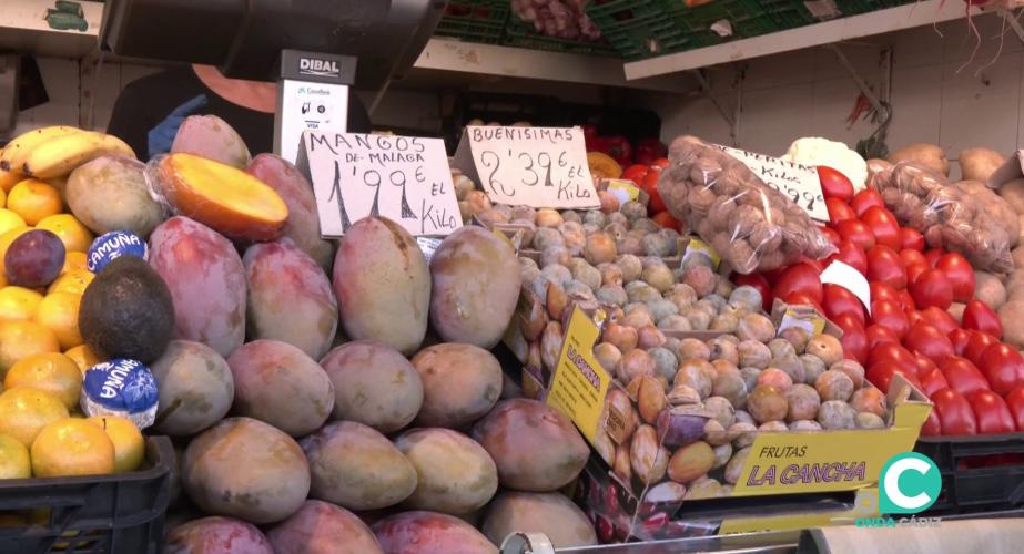 Productos en uno de los puestos del Mercado Central de Cádiz