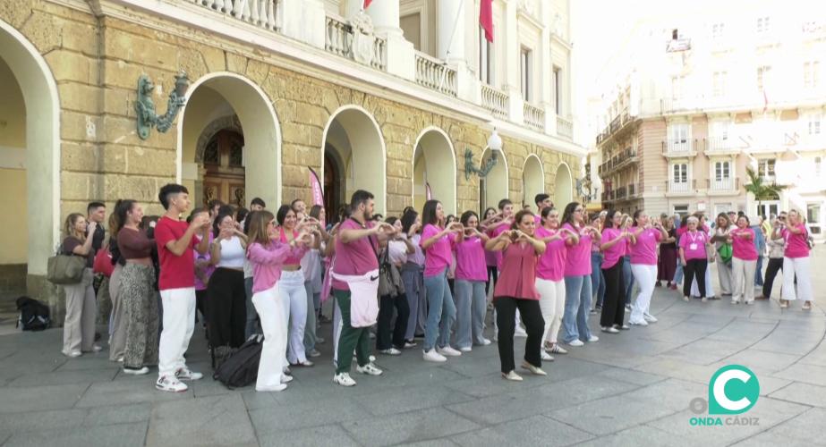 Los alumnos de la Inmaculada cerraron el acto con una coreografía en la plaza de San Juan de Dios