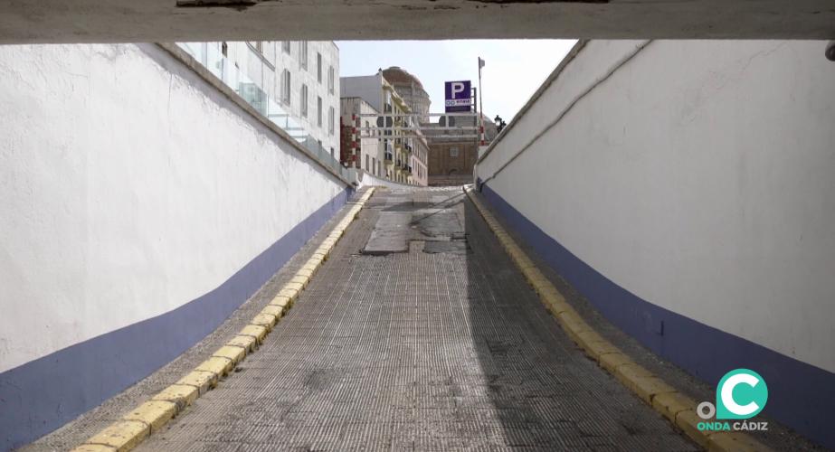 Rampa de acceso al estacionamiento 