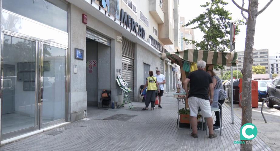 Acceso al espacio comercial por la calle Pueblo Gitano