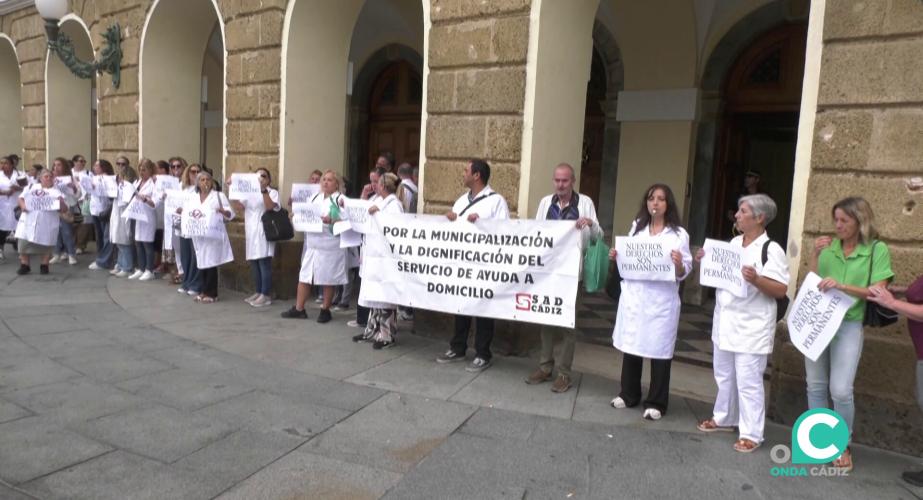 Empleados de Óbolo en la plaza de San Juan de Dios esta mañana