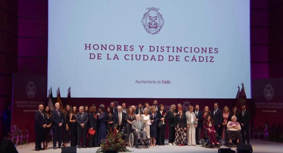 Los homenajeados fueron ovacionados al final del acto