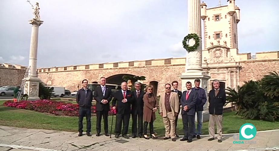 Imagen tras la sencilla ceremonia celebrada por la onomástica en la Puerta de Tierra
