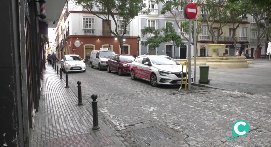 Automovil por una calle del centro de la capital gaditana