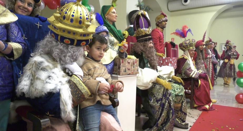 Sus Majestades reciben a los niños en el Palacio de Congresos en las visperas de la festividad