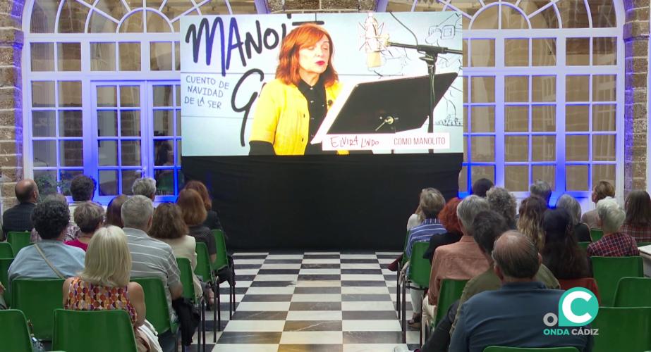 Pantalla en el patio de la institución previo a la proyección